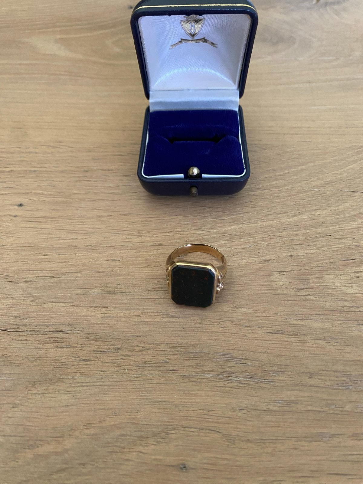 Gouden zegelring met zwart groene steen, Antiek en Kunst, Ophalen of Verzenden