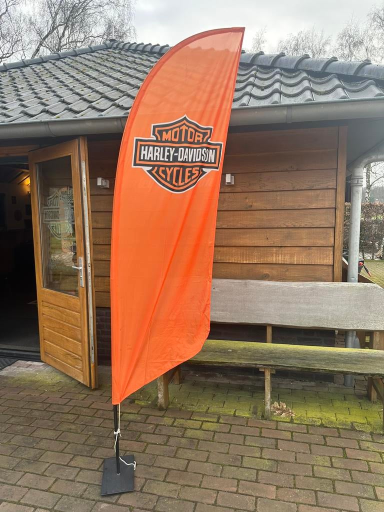 Twee harley vlaggen / vanen met standaarden, Ophalen, Zo goed als nieuw