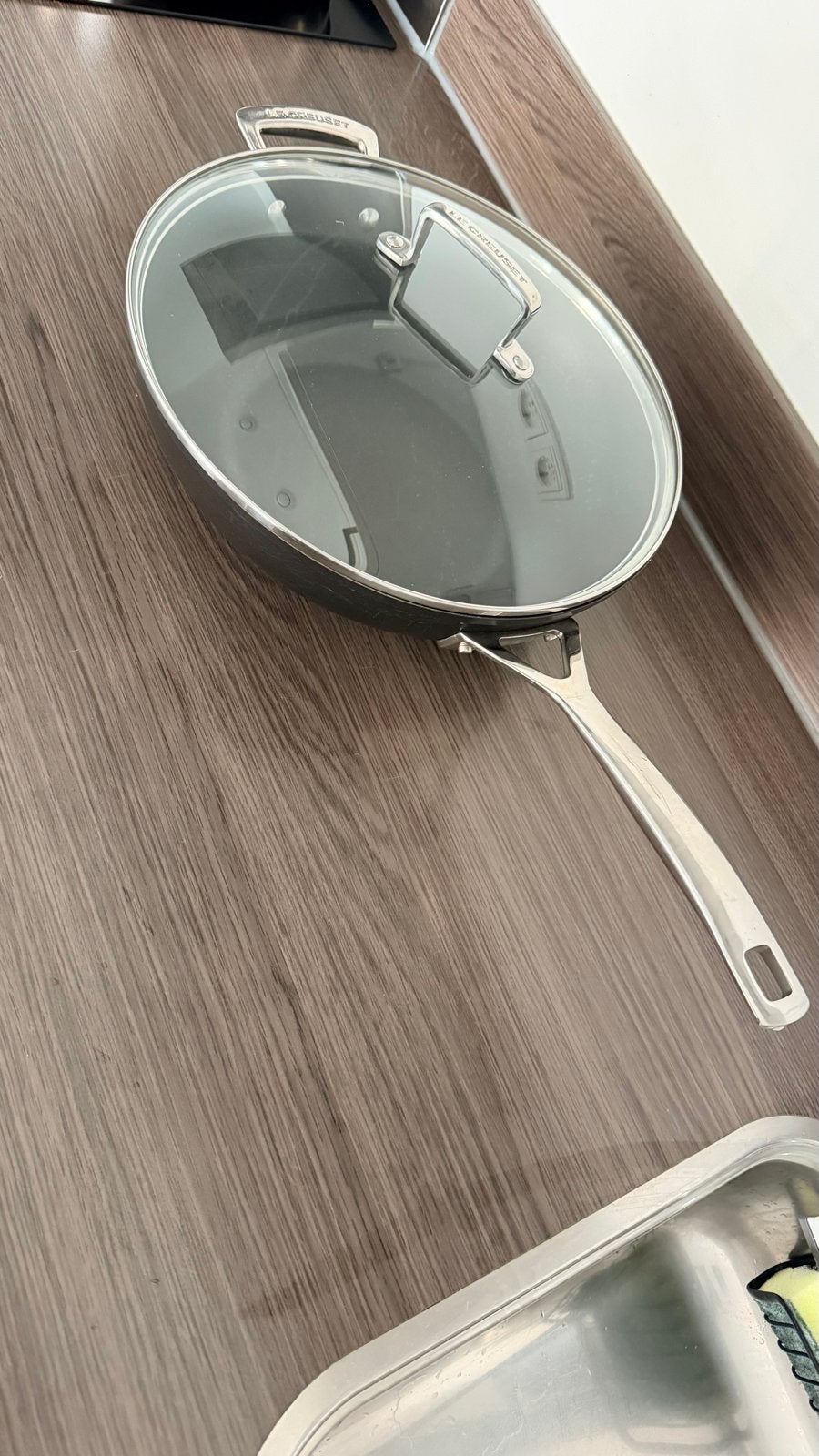 Le Creuset Wokpan 30 cm met glazen deksel, Huis en Inrichting, Keuken | Potten en Pannen, Gebruikt, Met deksel, Aluminium, Le Creuset