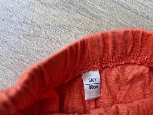 Korte oranje rode broek Maat 98 h, Kinderen en Baby's, Kinderkleding | Maat 98, Broek, Jongen of Meisje, Onbekend, Ophalen of Verzenden