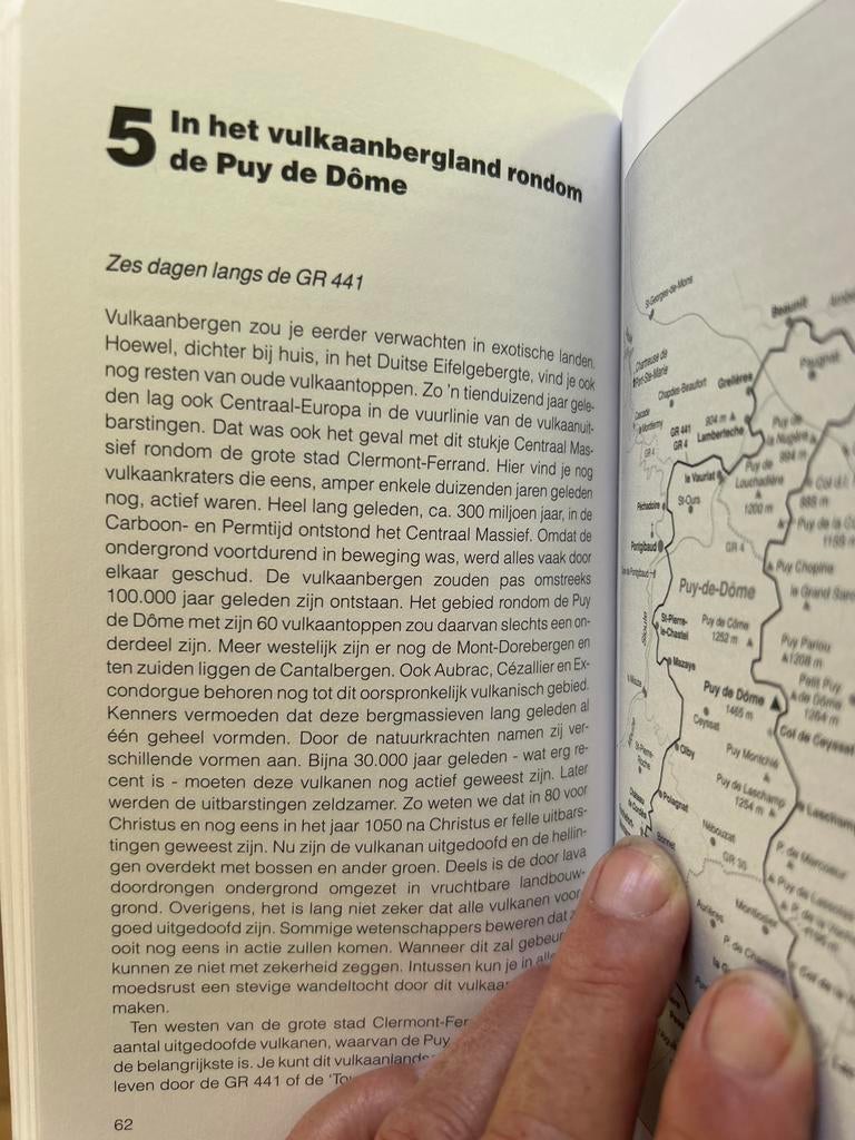 Wandelgids Het Centraal Massief - Elmar Wandelgidsen, Boeken, Fiets- of Wandelgids, Europa, Ophalen of Verzenden, Gelezen