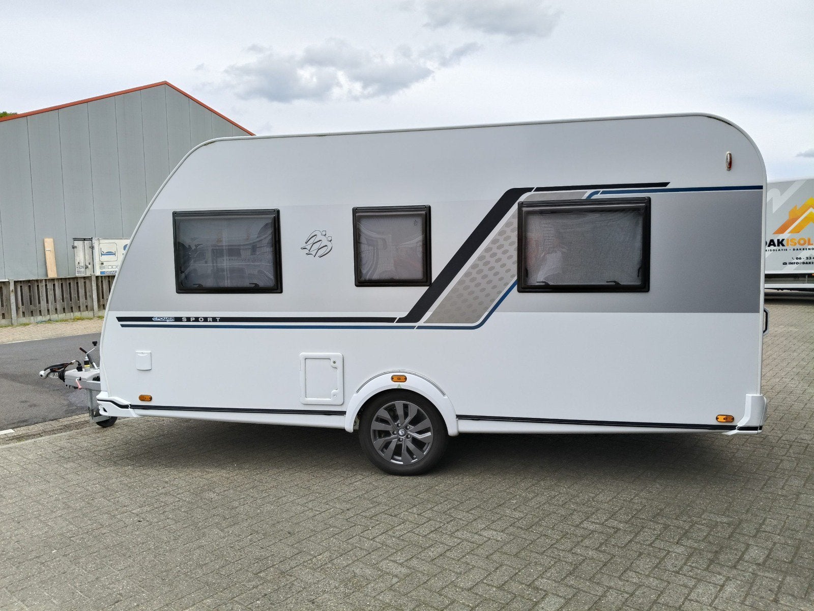 Knaus Sport E-power 420 QD nov 2022 met airco in nieuwstaat!, Caravans en Kamperen, Caravans, Vast bed, Treinzit, Particulier