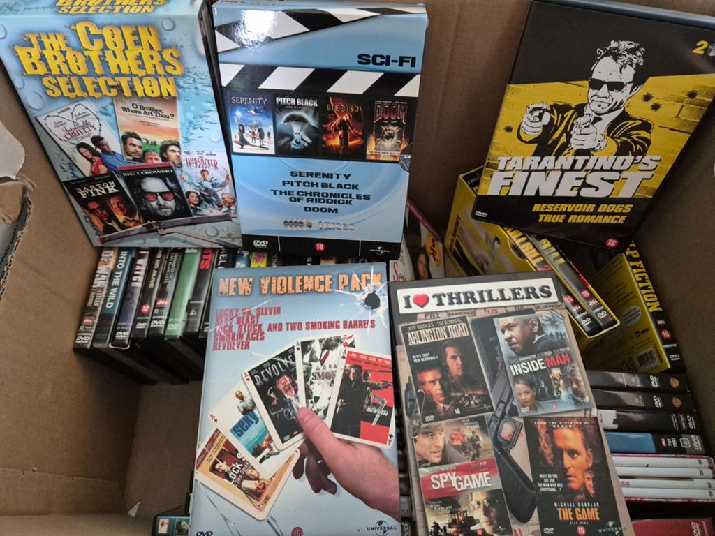 Doos met 57 dvd's: Tarantino, Expendables, Ocean's, Bourne.., Cd's en Dvd's, Dvd's | Overige Dvd's, Zo goed als nieuw, Alle leeftijden