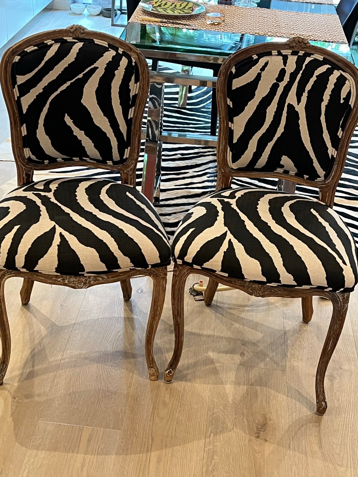 2 stoelen met zebraprint stof van Minty, bekleed door, Ophalen