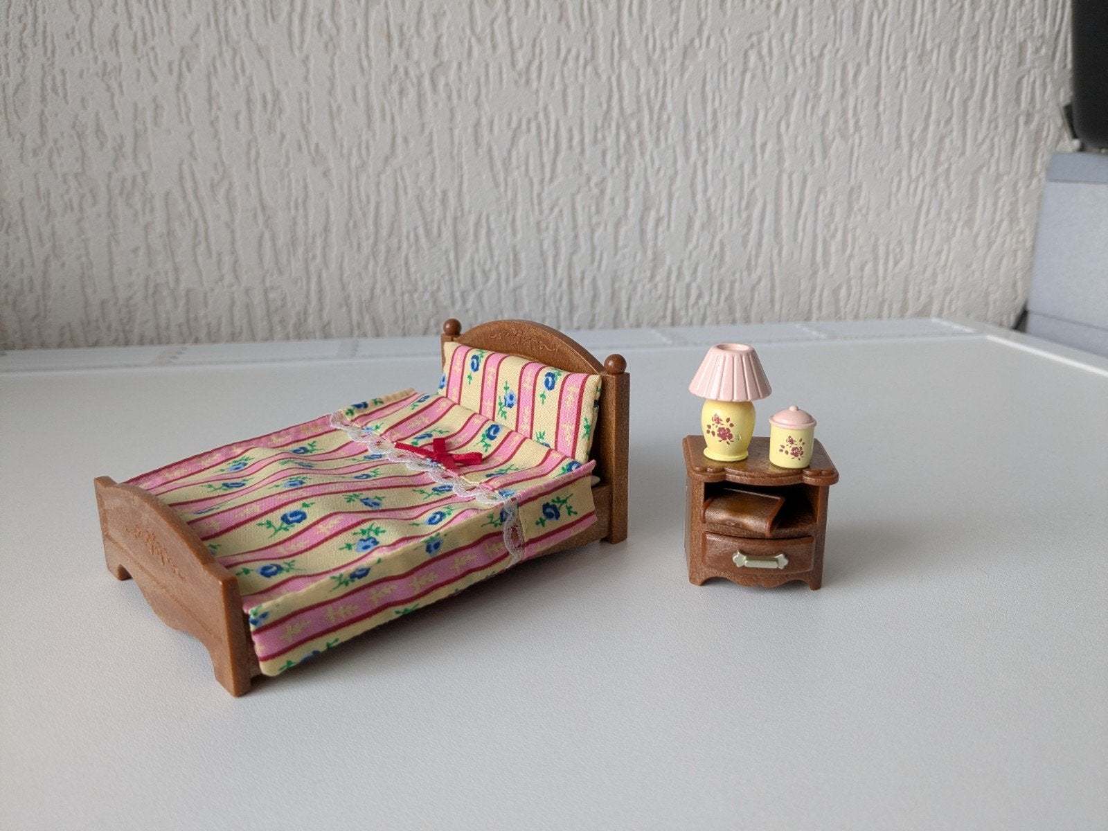 Sylvanian families semi double bed met nachtkastje, Ophalen of Verzenden, Zo goed als nieuw, Poppenhuis