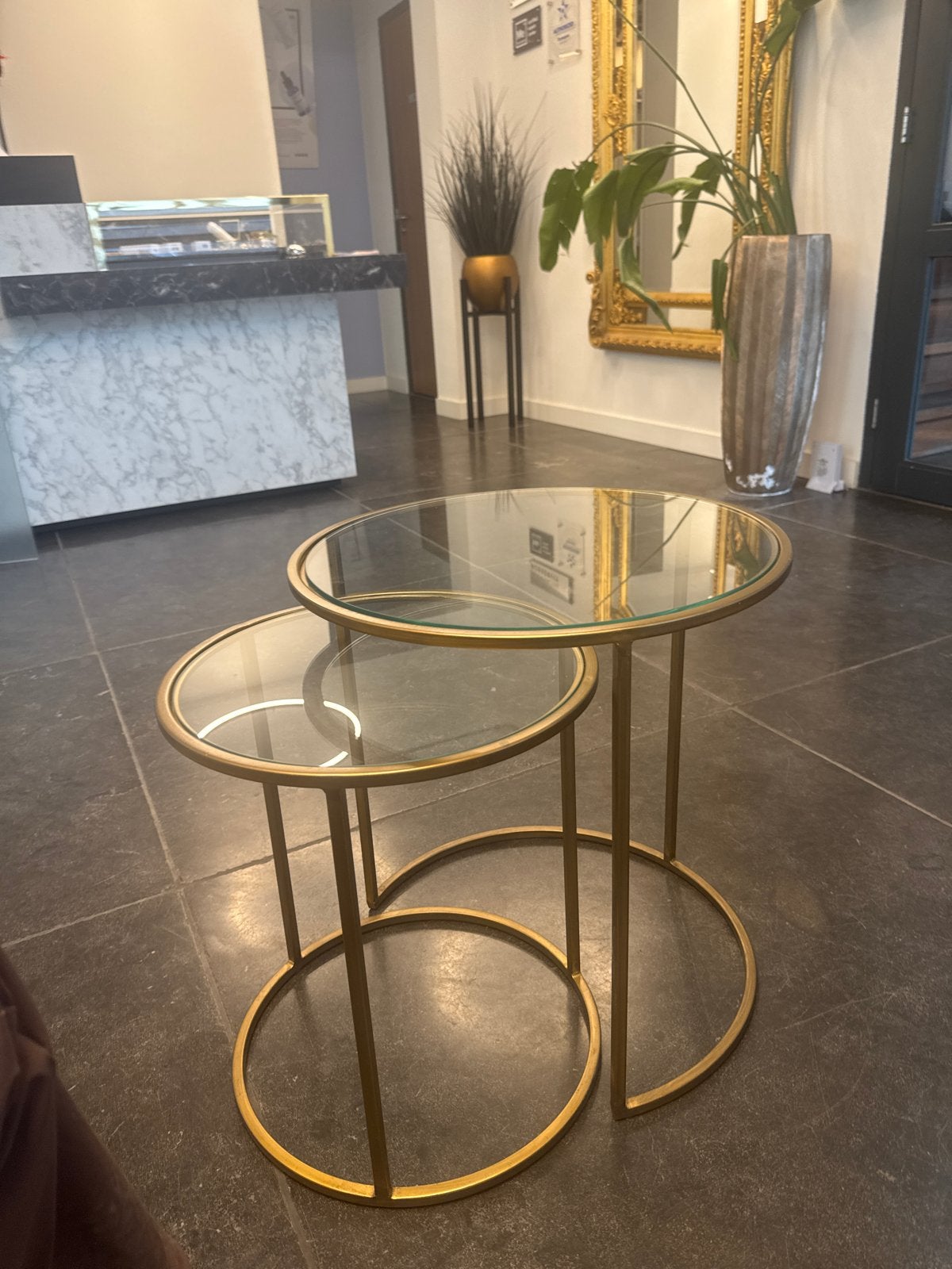 Set van 2 gouden bijzettafels met glazen blad, Minder dan 55 cm, Rond, Ophalen, 45 tot 60 cm