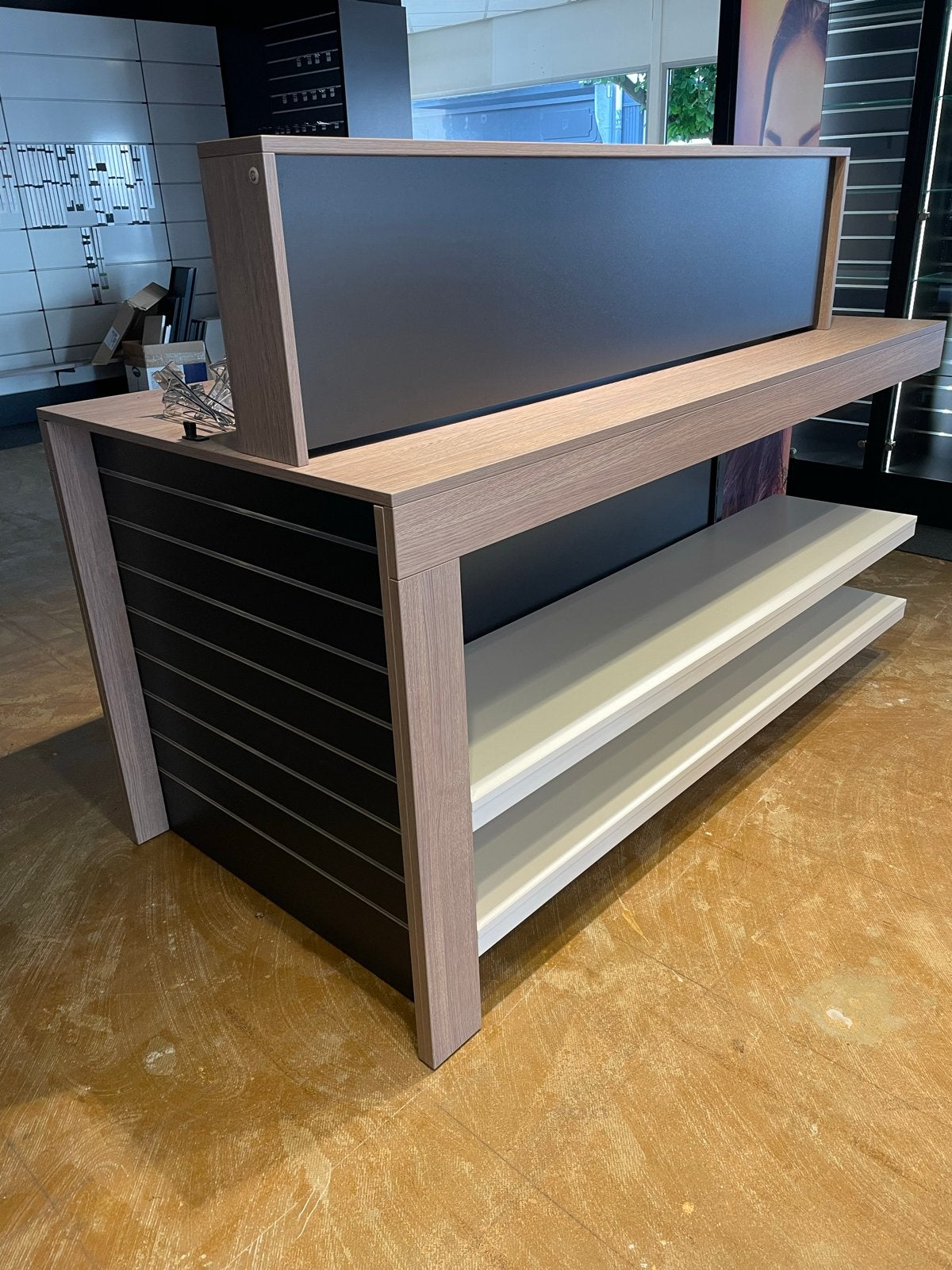 Moderne Winkelbalie/Toonbank met Houten Frame en Schappen, Ophalen of Verzenden