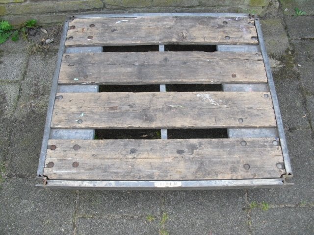 TE KOOP METALEN PALLET MET ZWENK WIELEN, Ophalen, Minder dan 25 mm, Eiken, Zo goed als nieuw