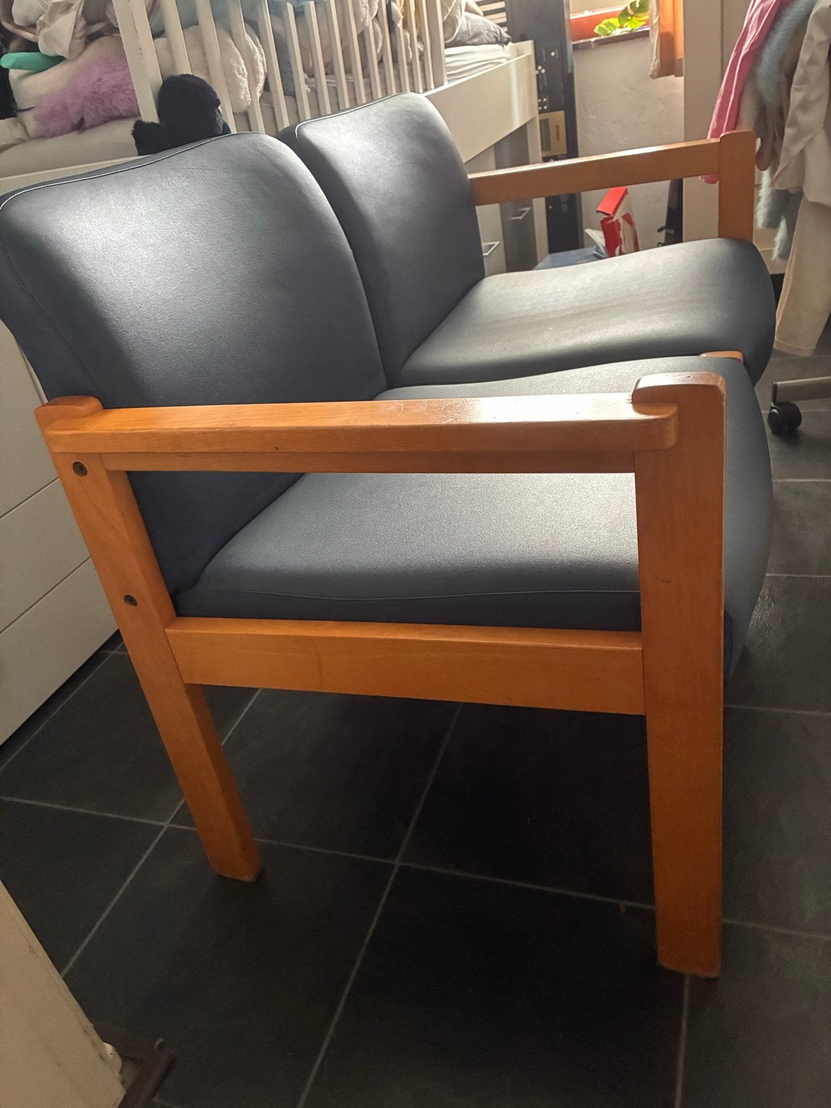 Comfortabele tweepersoonsbank met houten frame, Gebruikt, 150 tot 200 cm, Tweepersoons, 75 tot 100 cm