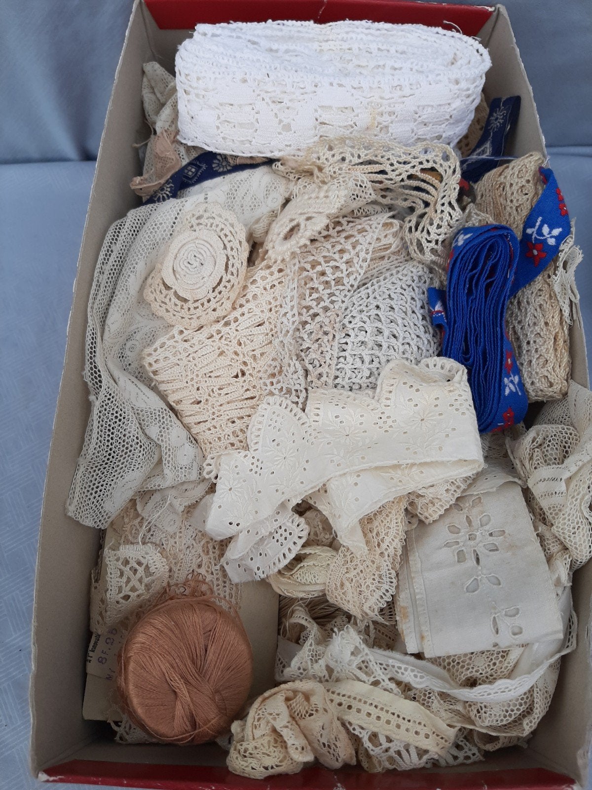 Schoenendoos vol met oude bandjes en kantjes, Hobby en Vrije tijd, Naaien en Fournituren, Ophalen of Verzenden, Gebruikt, Kant