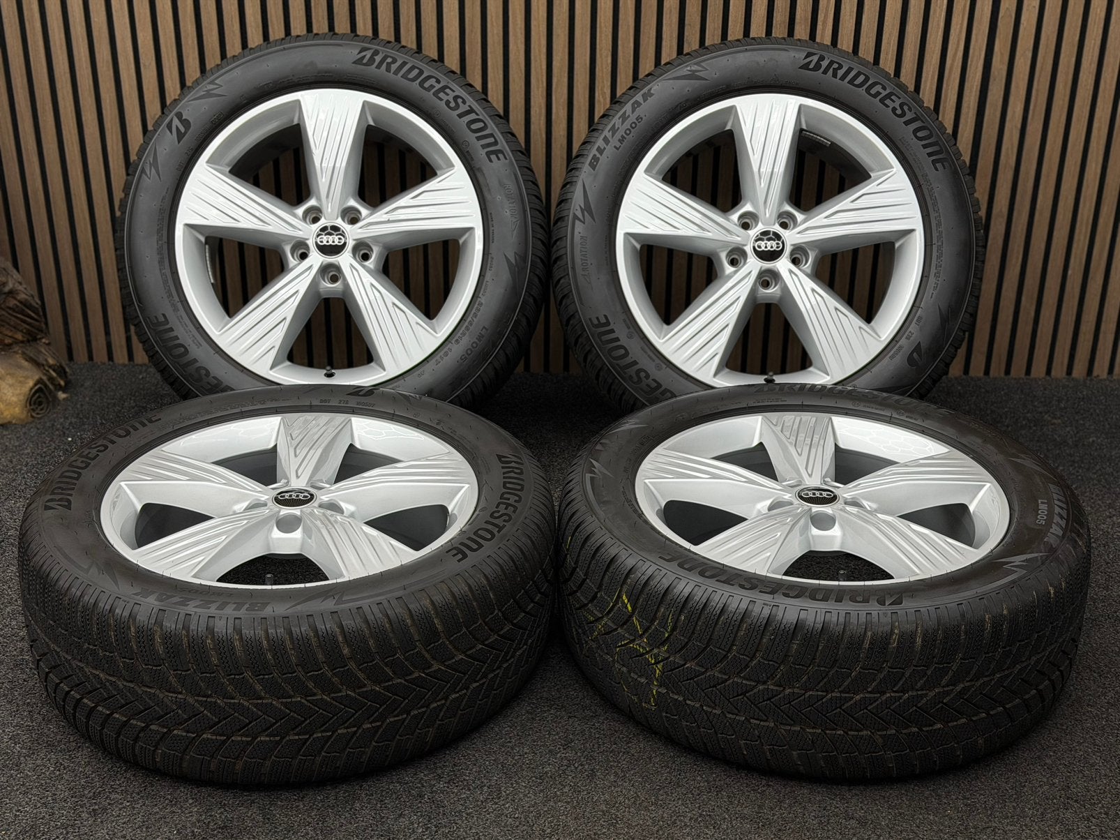 WINTER! Originele 19 inch Q4 E-Tron 5x112 Bridgestone AO BTW, Auto-onderdelen, 19 inch, ., Banden en Velgen, 235 mm