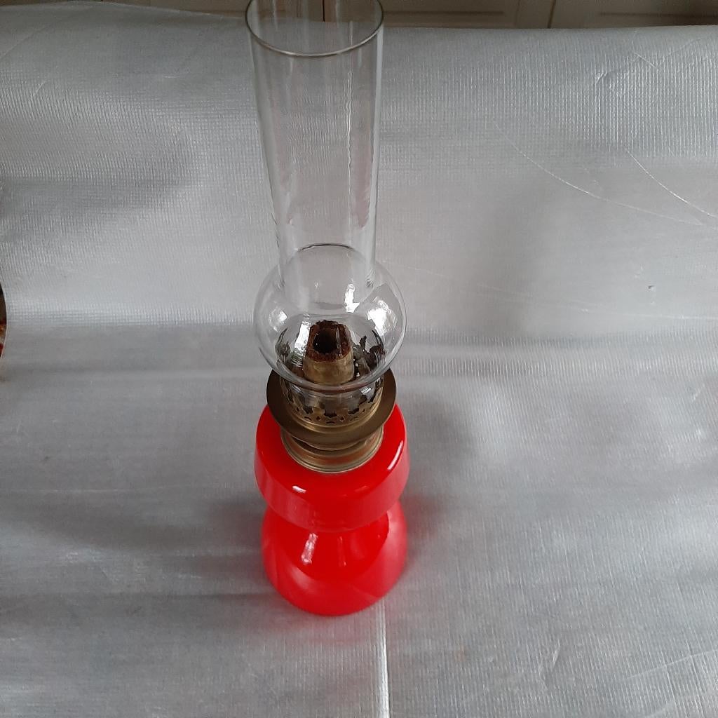 Antieke, staande olielamp rood glas, Antiek en Kunst, Antiek | Lampen, Ophalen