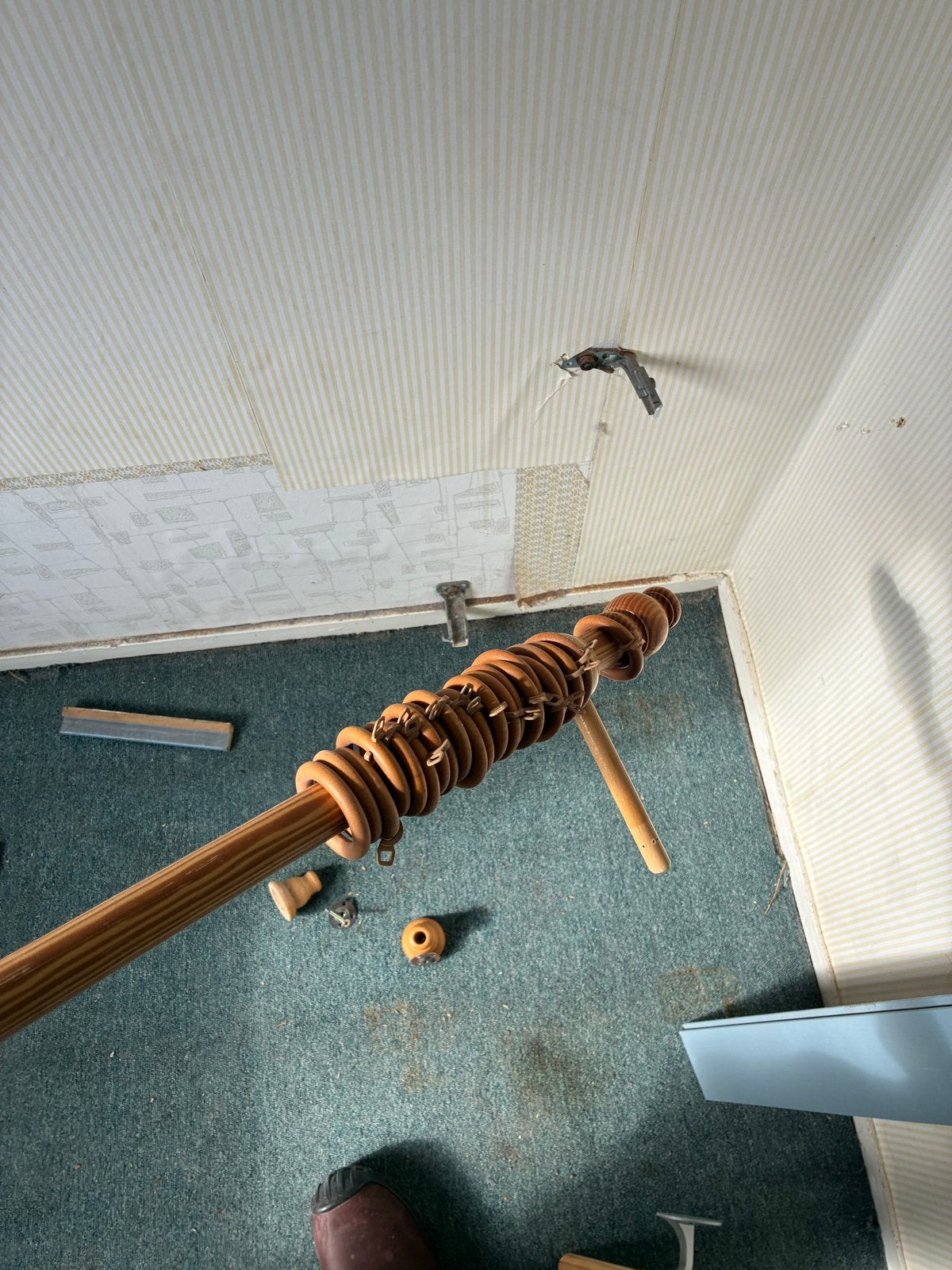 Houten gordijnroede 170 cm met ringen en toebehoren, Inclusief montageonderdelen, Gebruikt, Hout, Ophalen of Verzenden