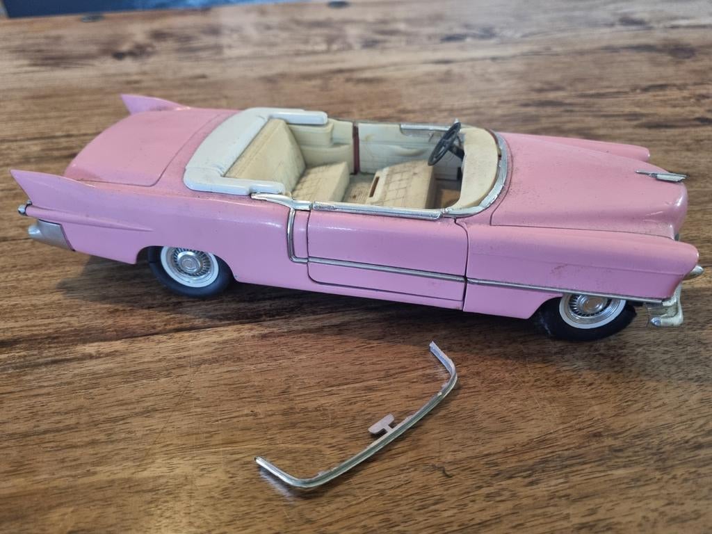 Roze Cadillac Eldorado 1955 schaalmodel (beschadigd), Ophalen of Verzenden, Gebruikt, Auto, Overige merken