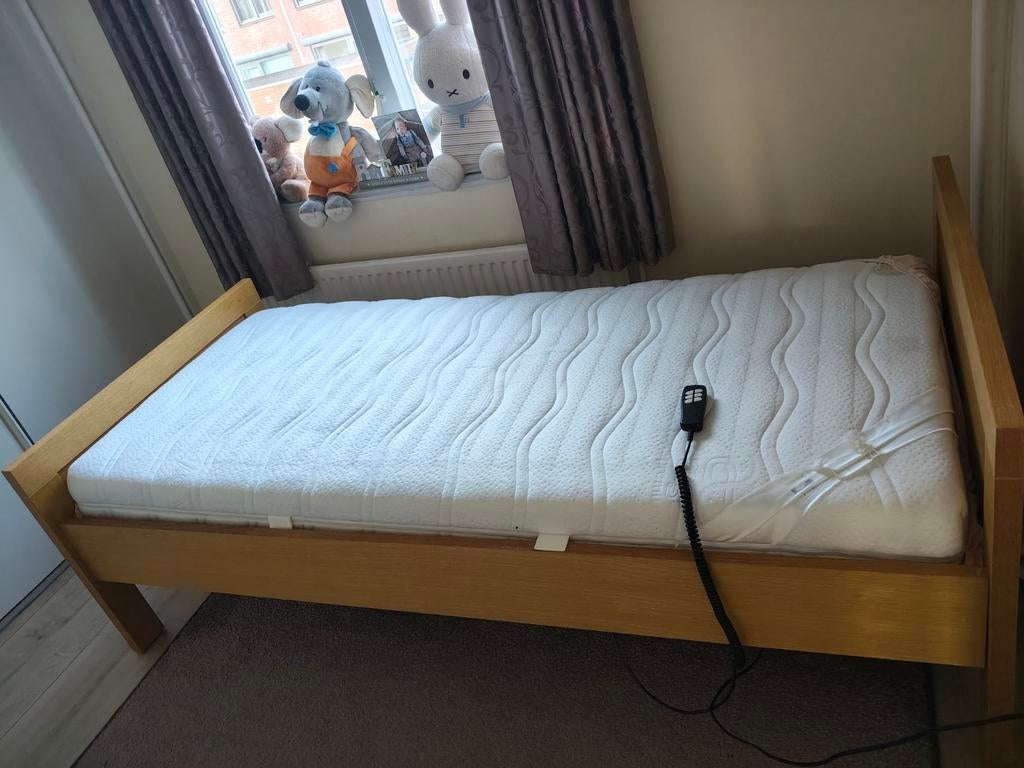 Electrische bed  + Ikea matras, Huis en Inrichting, Slaapkamer | Bedden, Ophalen, Eenpersoons, Hout