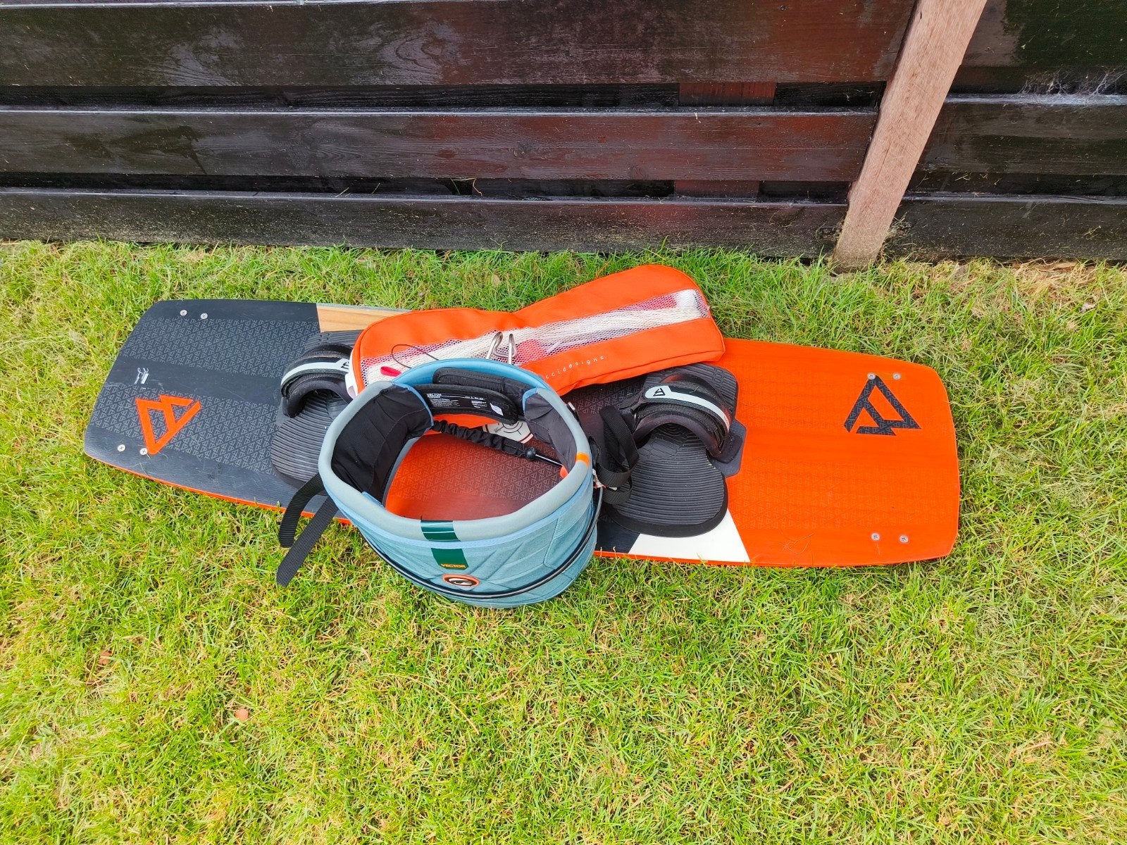 Kitesurf set: Brunotti board, bar RRD en trapeze, Watersport en Boten, Kitesurfen, Twintip, Ophalen, 10 m²