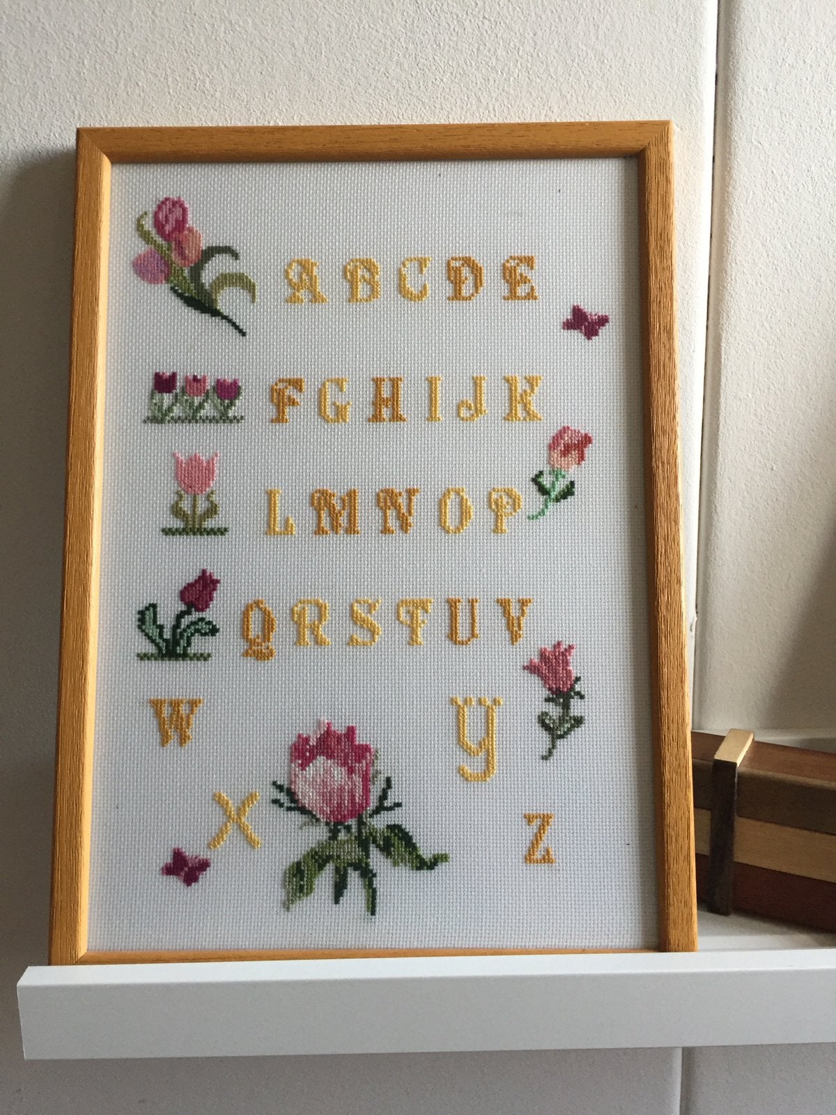 Rozen ABC geborduurd, H 33 cm en Br 23,5 cm. Prof ingelijst., Ophalen of Verzenden, Zo goed als nieuw