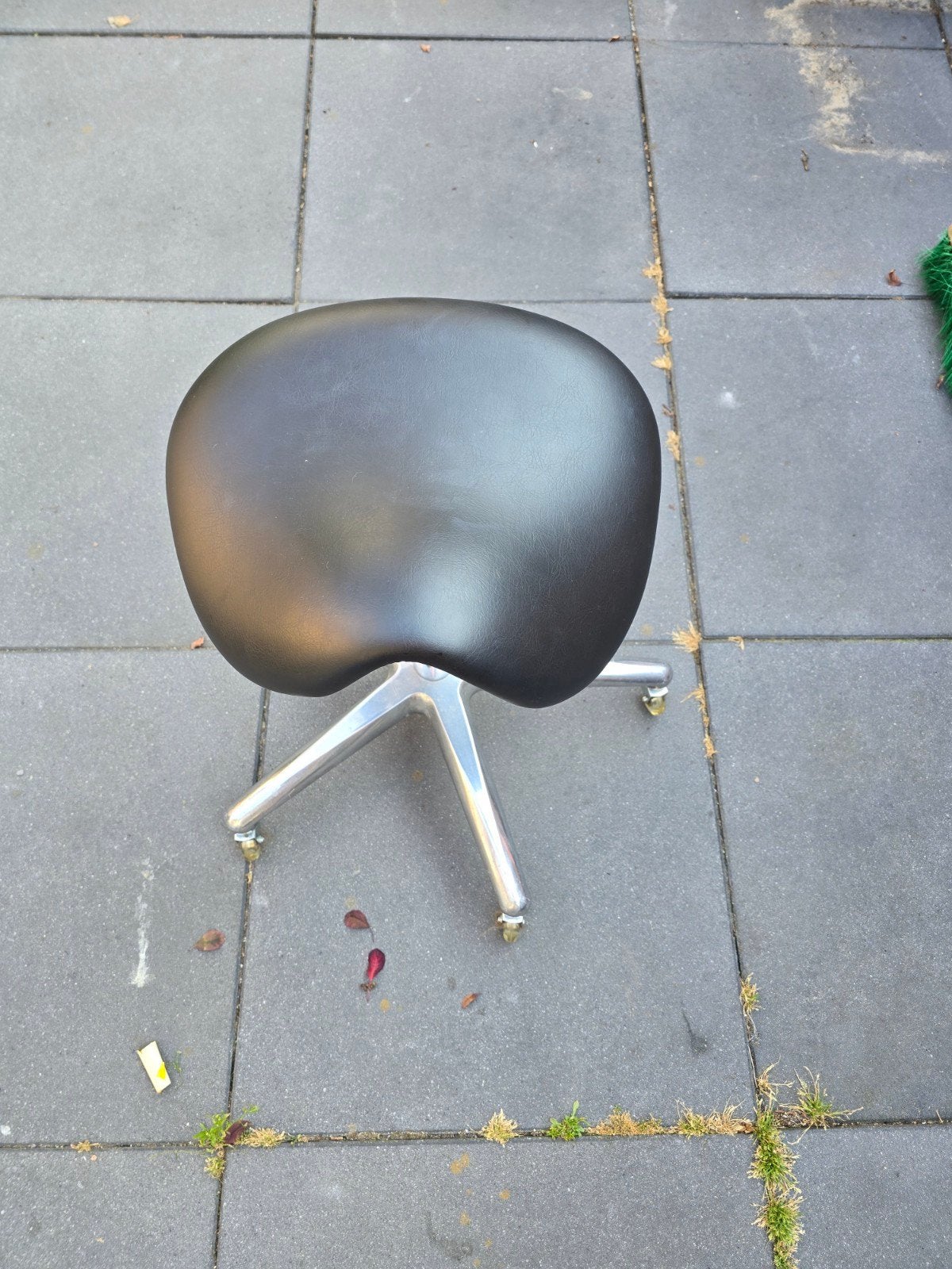 Zwarte ergonomische zadelkruk op wielen, Huis en Inrichting, Ophalen of Verzenden