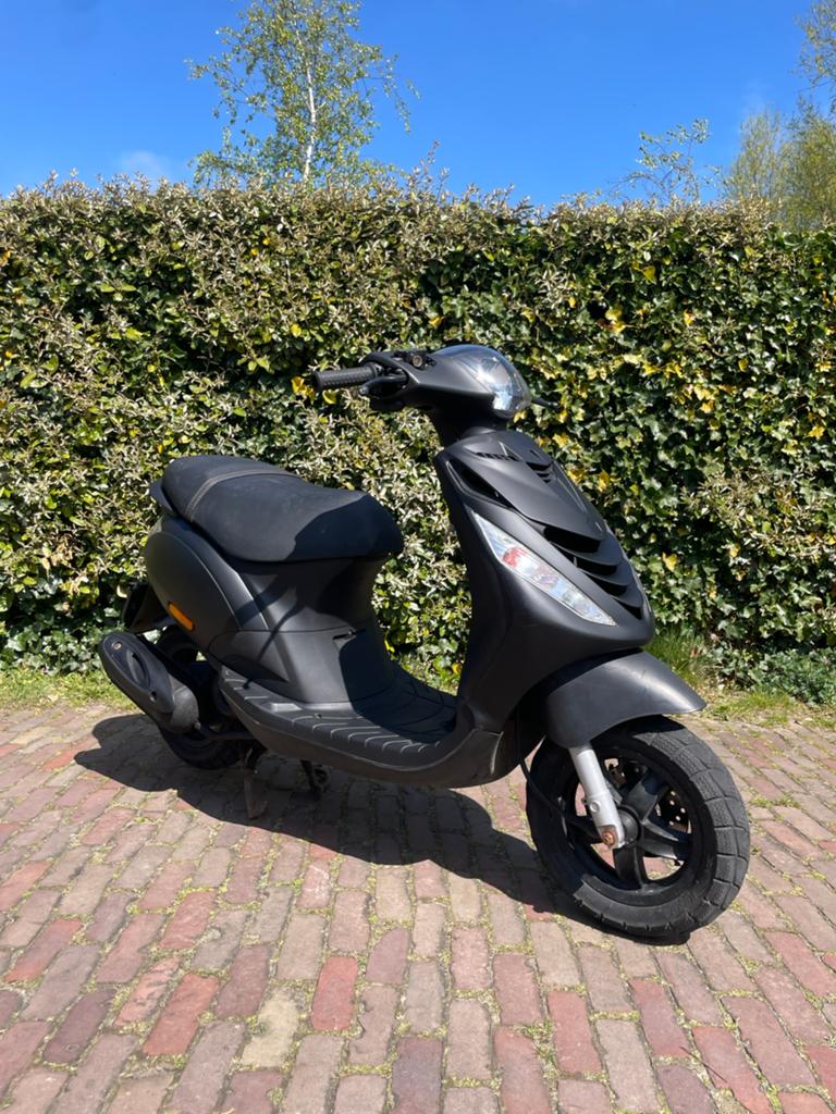 Piaggio Zip 4 takt snor 2015, Fietsen en Brommers, Scooters | Piaggio, Maximaal 45 km/u, Zip, Ophalen of Verzenden, Zo goed als nieuw