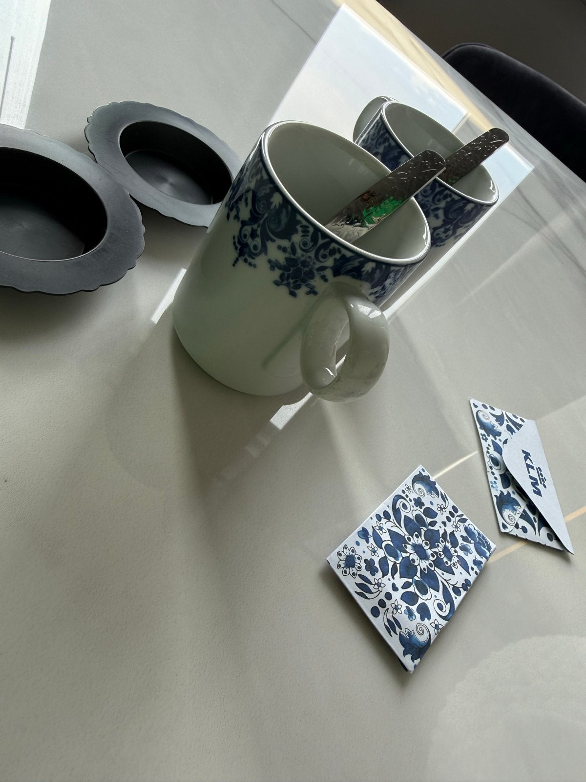 KLM Marcel Wanders Delftsblauwe Mokken Set met Deksel en Roe, Huis en Inrichting, Keuken | Servies, Gebruikt, Ophalen of Verzenden