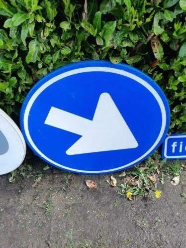 Groot Verkeersbord verplichte rijrichting. Diameter 80 cm, Ophalen of Verzenden, Gebruikt