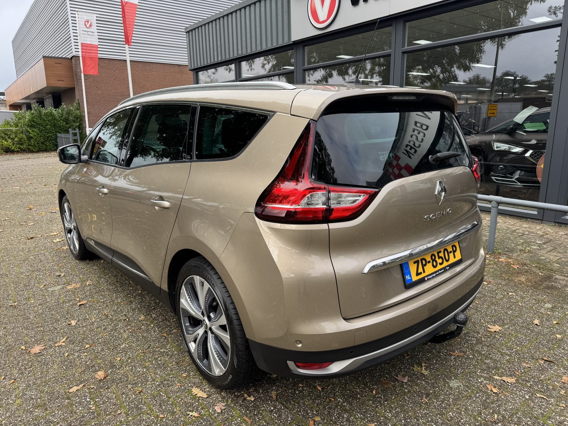 Renault Grand Scénic 1.3 TCe Bose 7p. HEAD UP-PANO-CAMERA-7, Auto's, Voorwielaandrijving, Euro 6, 4 cilinders, Bruin