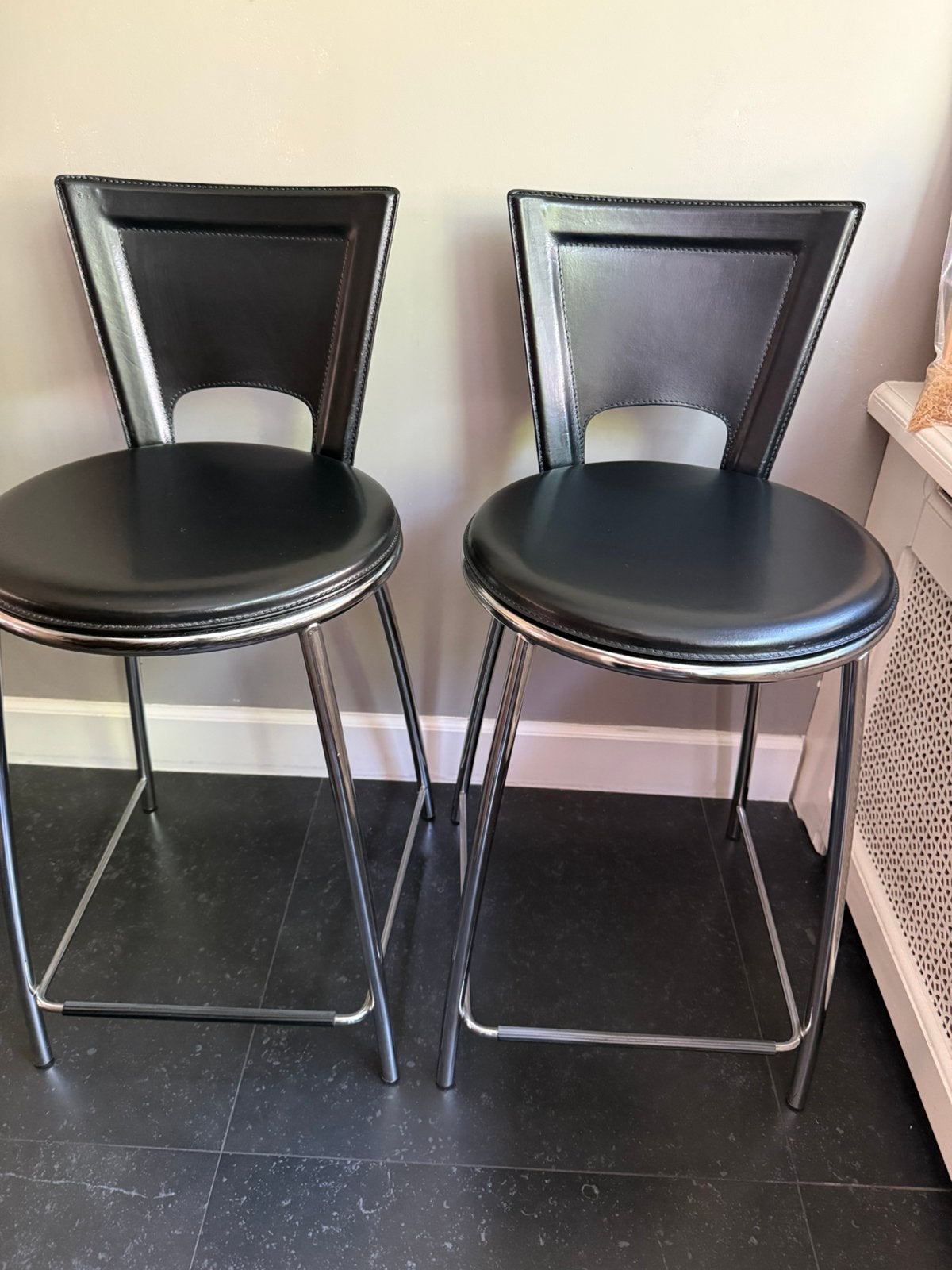 Set: 2 Italiaans Design kookeiland krukken leer met chroom, Huis en Inrichting, Ophalen, Gebruikt, Met voetsteun, 60 tot 90 cm