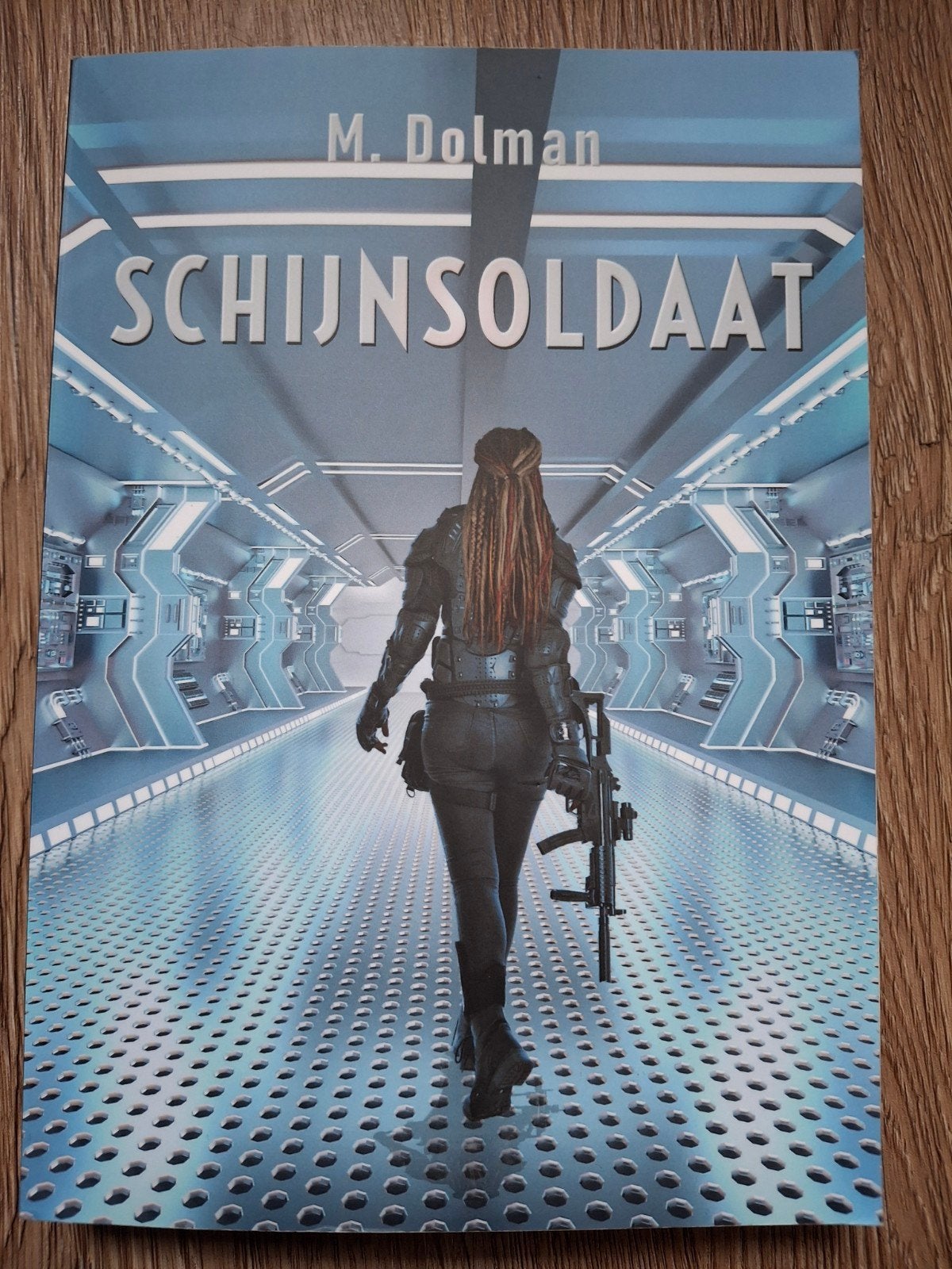 Schijnsoldaat - M. Dolman (Sci-fi thriller), Boeken, Fantasy, Zo goed als nieuw, Ophalen of Verzenden