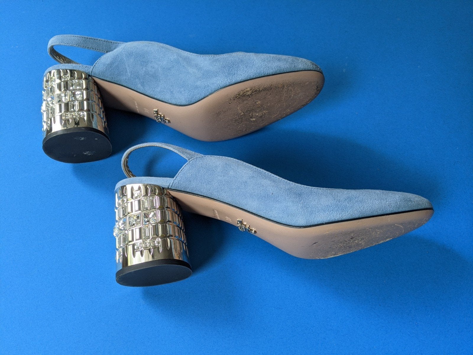 Prada pumps Mt 39 Kristallen hak lichtblauw suede, Ophalen of Verzenden, Zo goed als nieuw, Overige materialen