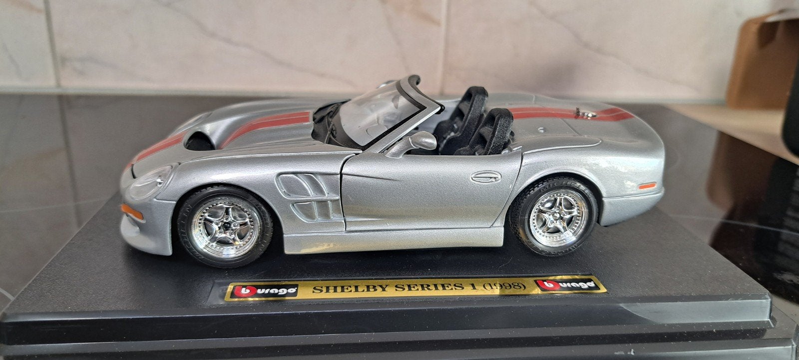 Burago Shelby Series 1 (1998) schaalmodel 1:24, Ophalen of Verzenden, Nieuw, Auto, Bburago