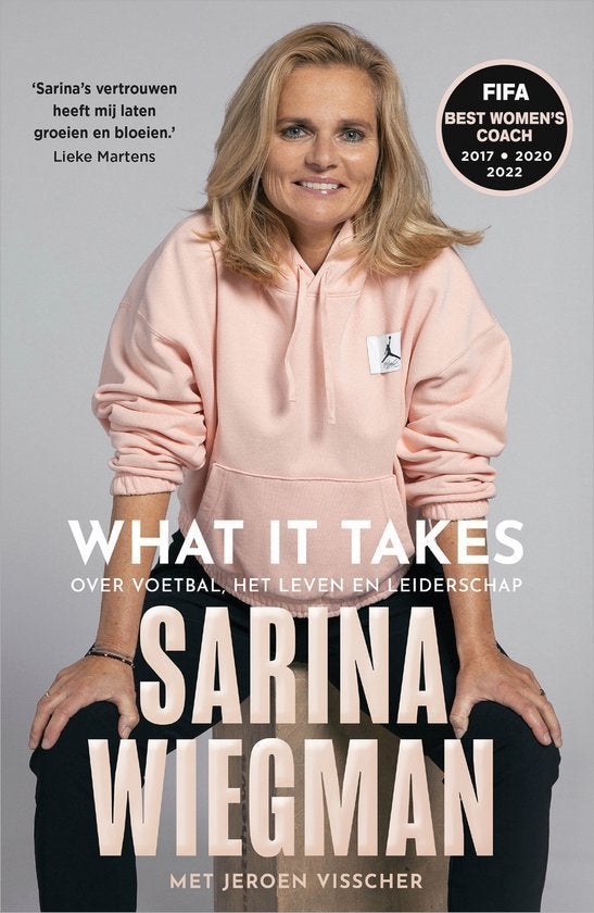 voetbalboek- Sarina Wiegman - What it takes, Ophalen of Verzenden, Zo goed als nieuw, Balsport