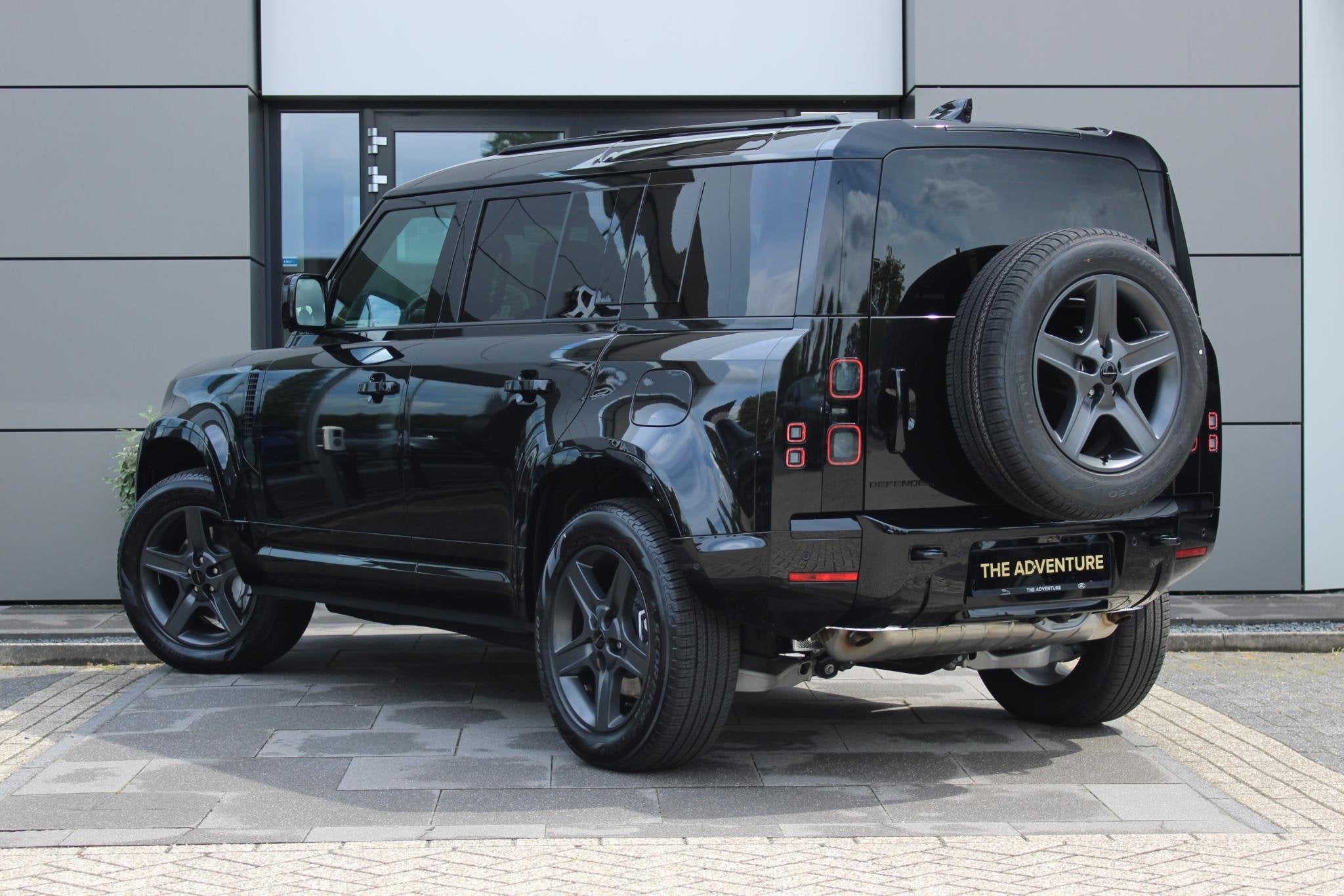 Land Rover Defender 110 P300e X-Dynamic SE | Facelift | Koel, Auto's, Automaat, Gebruikt, Euro 6, Met garantie (alle)