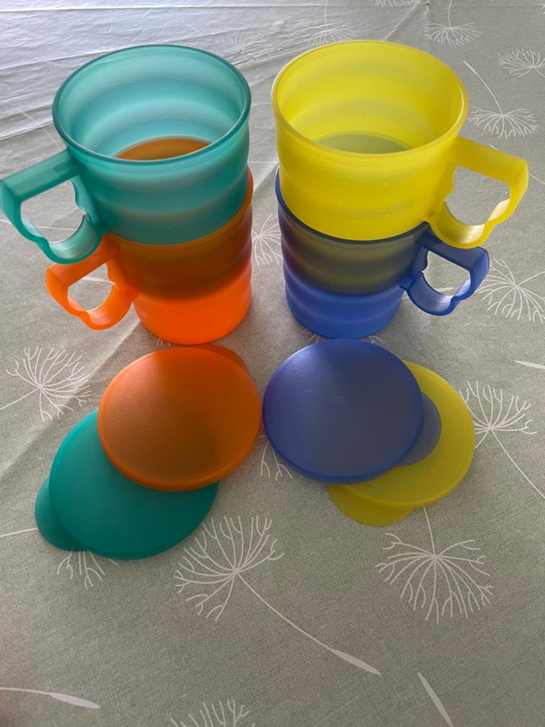 4 Tupperware drinkbekers met deksel - diverse kleuren, Ophalen, Gebruikt, Blauw, Beker of Kan