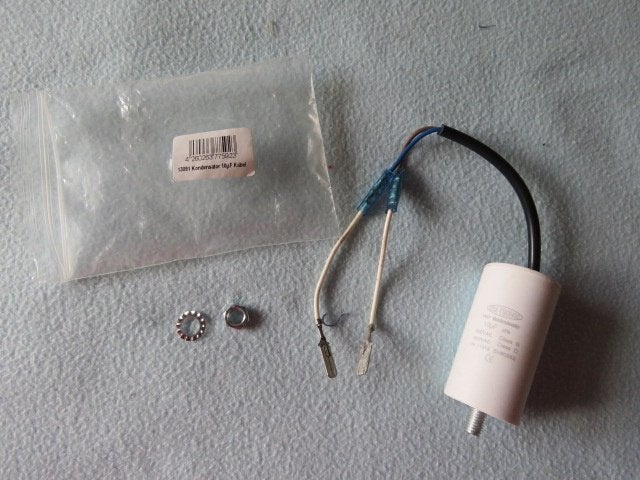 Nieuwe condensator 10uF met schroefdraad, kabel enz, Ophalen of Verzenden, Nieuw, Overige typen