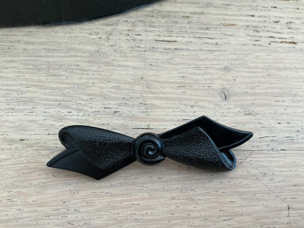 Antieke rouw broche vorm strikje,jaren 40,vintage broche,, Sieraden, Tassen en Uiterlijk, Antieke sieraden, Ophalen of Verzenden