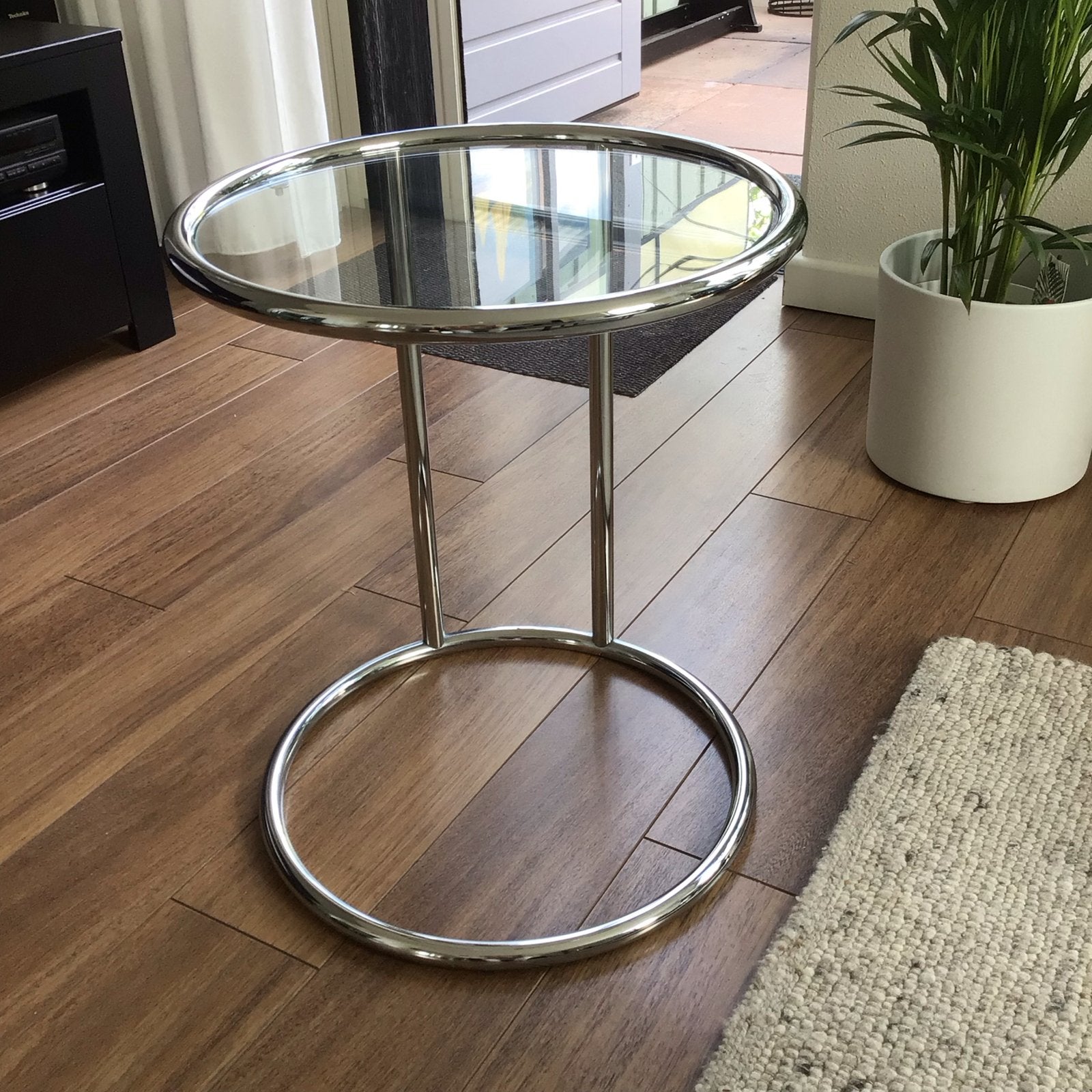 Bijzettafel met chroom onderstel en glazen blad, Huis en Inrichting, Metaal of Aluminium, Rond, Zo goed als nieuw, Ophalen