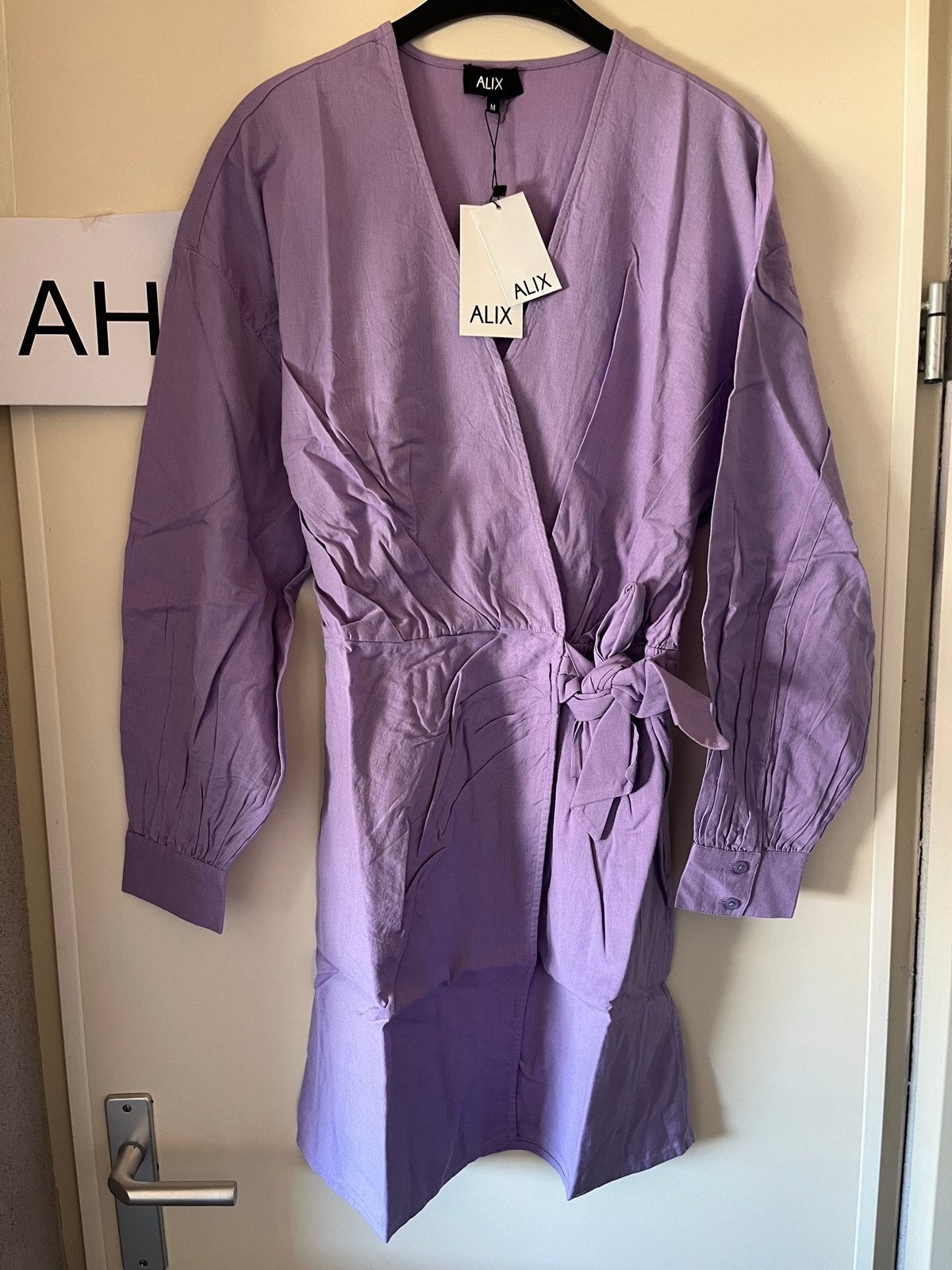 ALIX Studio wikkeljurk lila maat M nieuw, Kleding | Dames, Jurken, Maat 38/40 (M), Paars, Nieuw, Ophalen of Verzenden