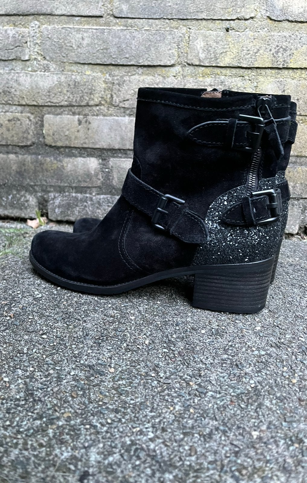 Zwarte suède enkellaarsjes van Vera Gomma maat 7. NIEUW, Kleding | Dames, Schoenen, Ophalen of Verzenden, Nieuw, Zwart, Lage of Enkellaarzen