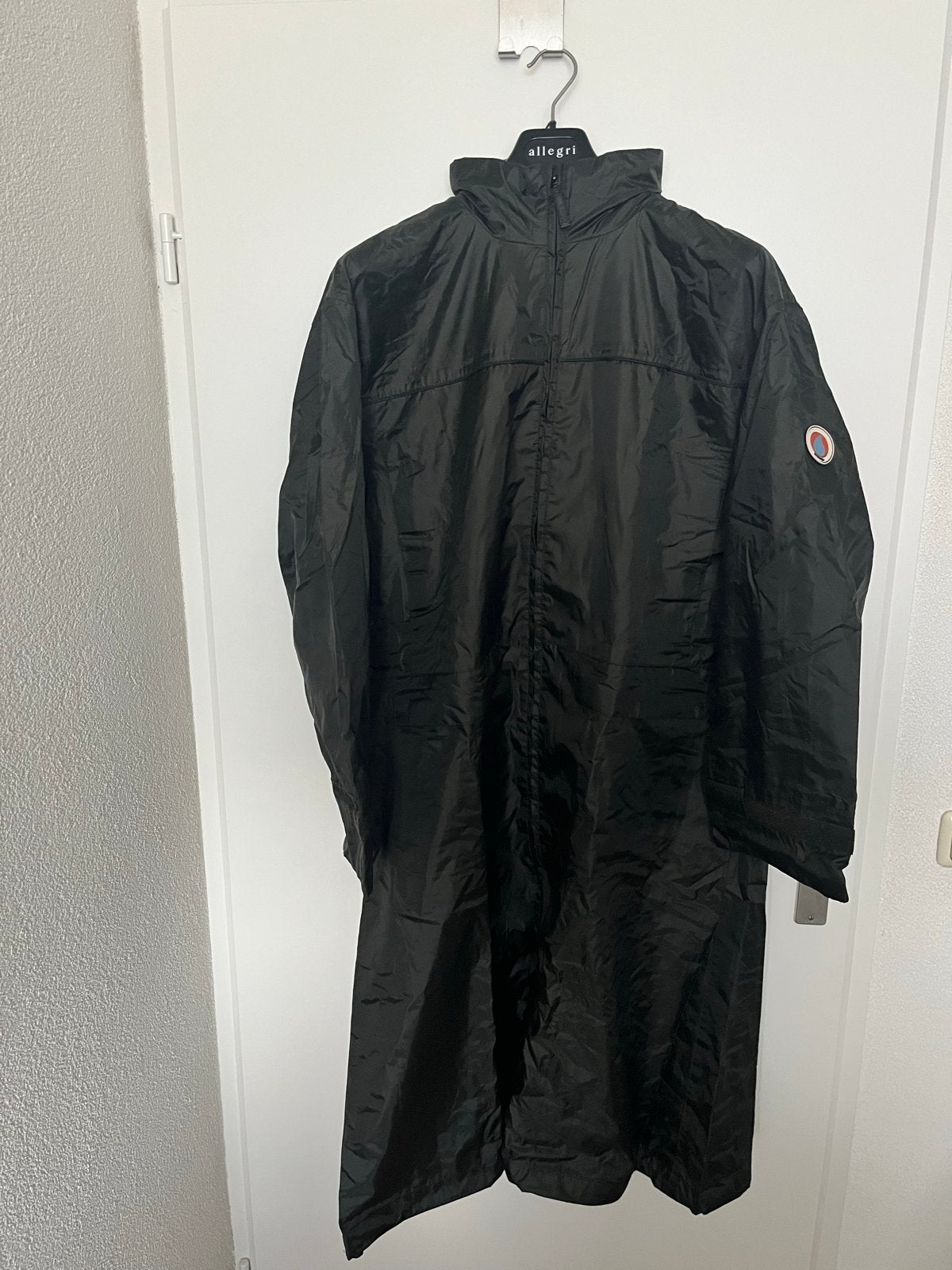 Anuy regenjas maat XL - Zwart, lange model, Ophalen of Verzenden, Zo goed als nieuw, Maat 56/58 (XL), Zwart