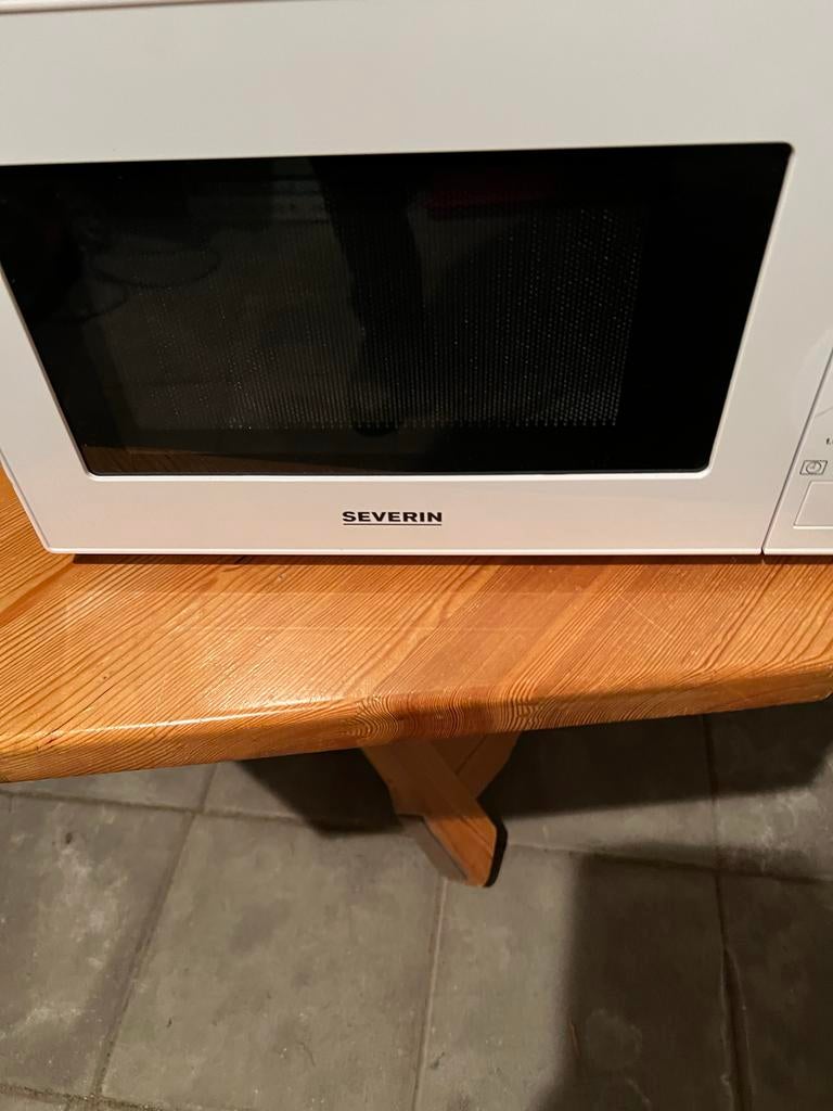 Severin Magnetron - Wit, zo goed als nieuw, Minder dan 45 cm, Ophalen of Verzenden, Draaiplateau, Vrijstaand