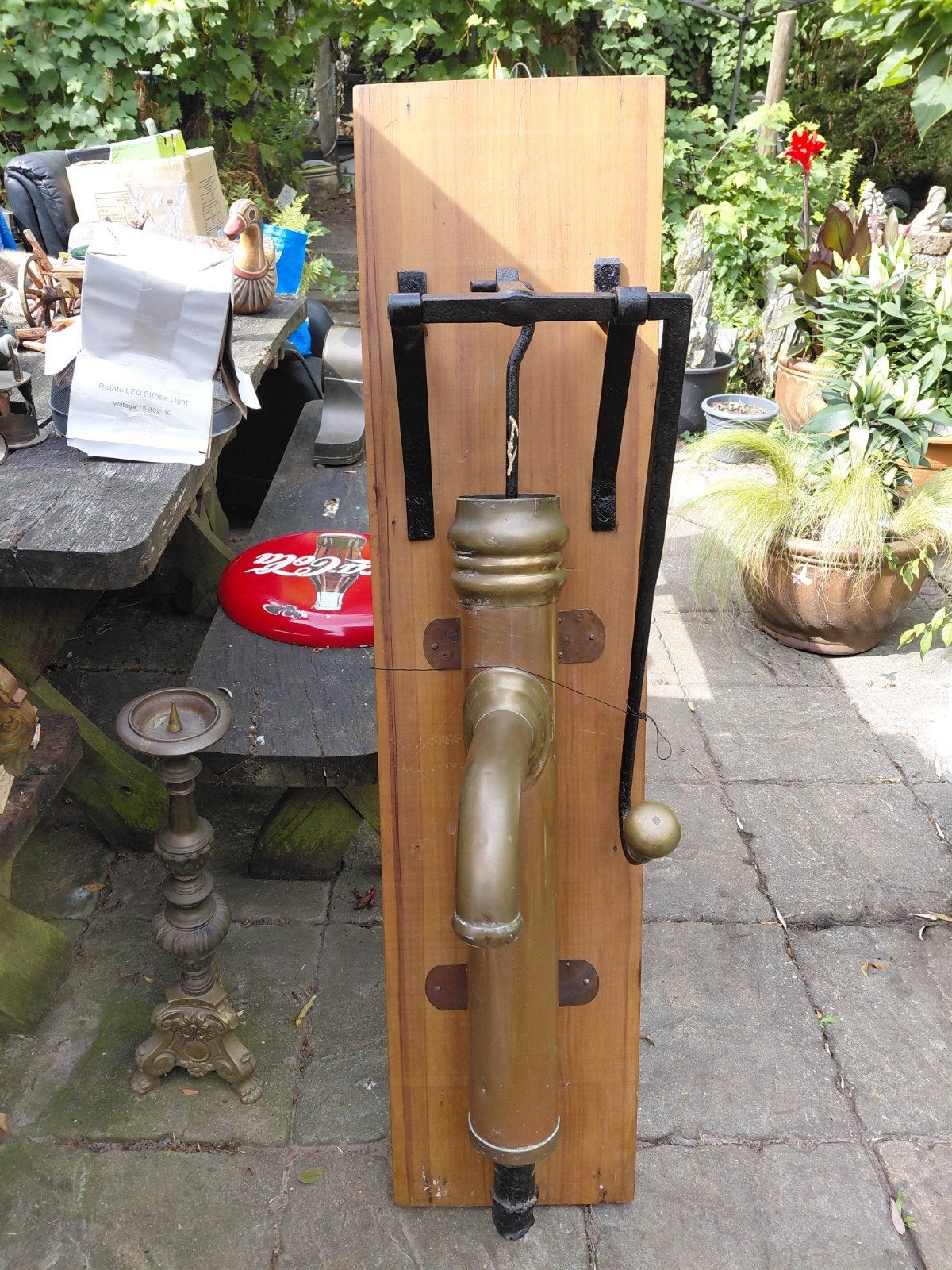 Antieke koperen waterpomp op houten paneel, Ophalen
