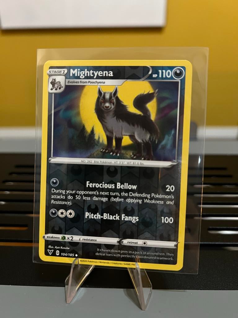 Mightyena Pokémon Kaart 104/185 - Reverse Holo, Ophalen of Verzenden, Zo goed als nieuw, Losse kaart