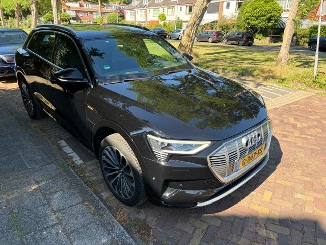 Audi e-tron 55 Quattro 360pk 2019 Zwart, Auto's, Automaat, Xenon verlichting, 1800 kg, Zwart