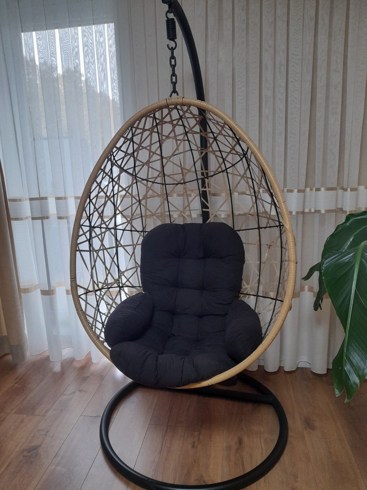 Comfortabele hangstoel met standaard en kussen, Modern, Bohemian, Zwart, Ophalen of Verzenden, Zo goed als nieuw