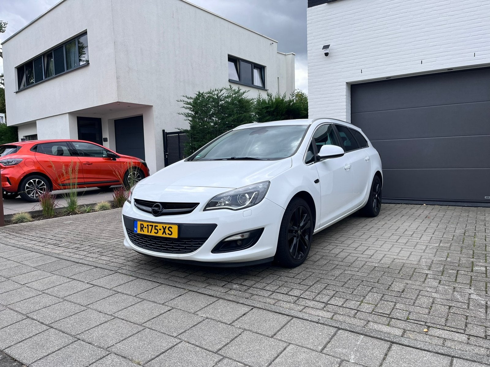 Opel Astra Sports Tourer 1.4 Turbo Sport | LEER |, Voorwielaandrijving, 4 cilinders, 1337 kg, Wit