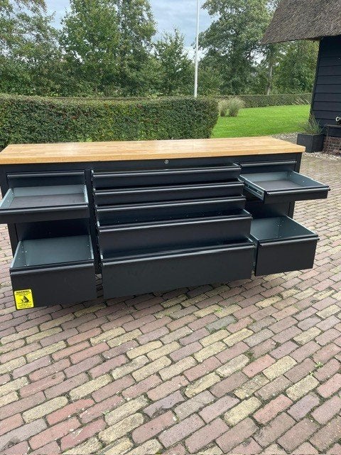 Verrijdbare zwarte werkbank 180 cm met rubberhouten blad