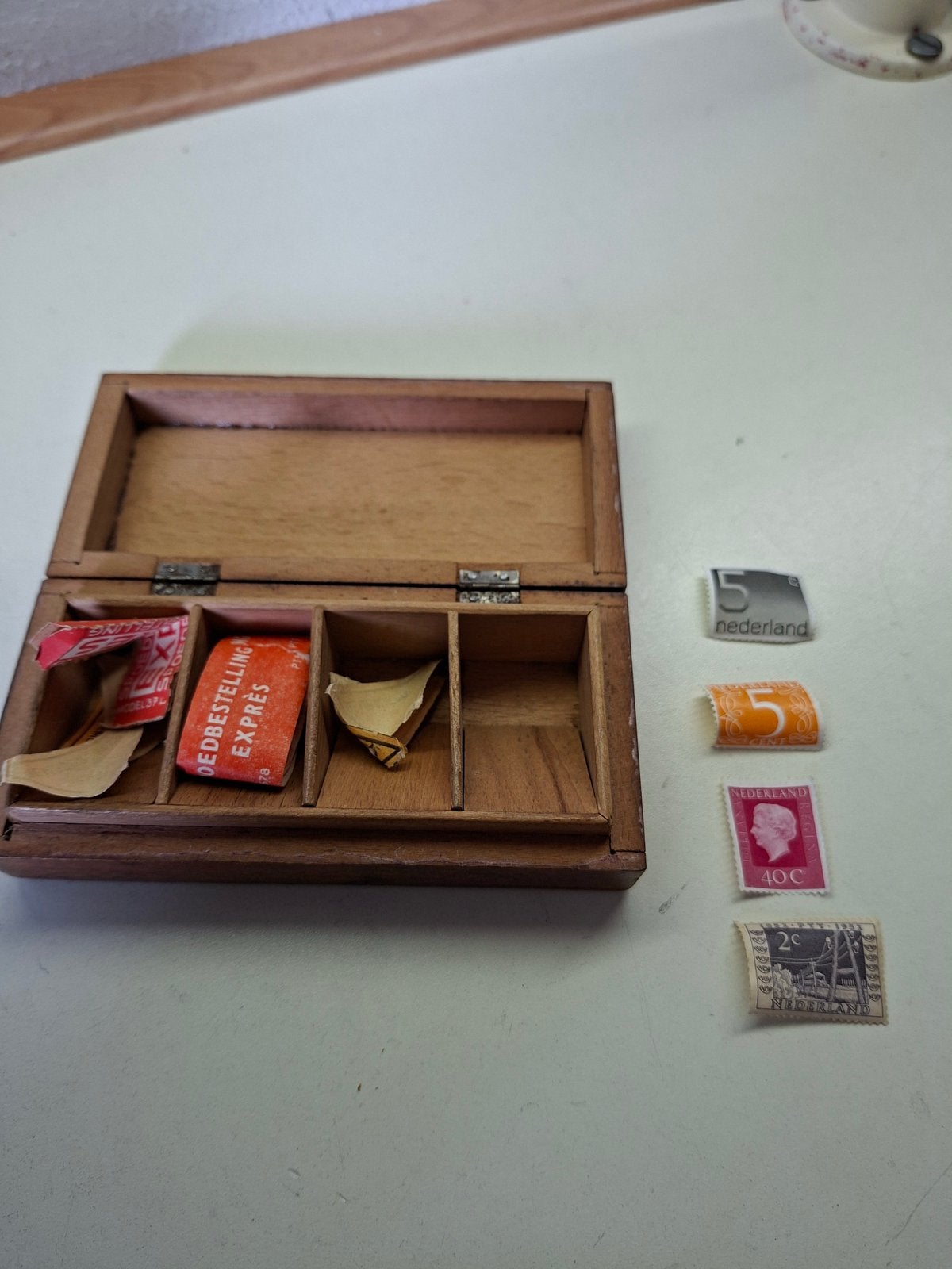 postzegelbakje met inhoud, Ophalen of Verzenden, Verzamelalbum