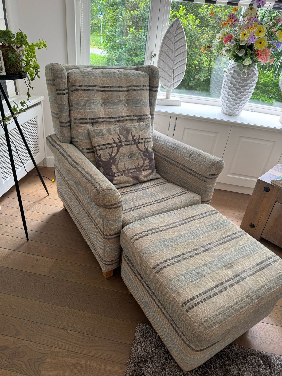 Comfortabele fauteuil met voetenbank - gestreept design, Ophalen, Zo goed als nieuw, Stof, 75 tot 100 cm