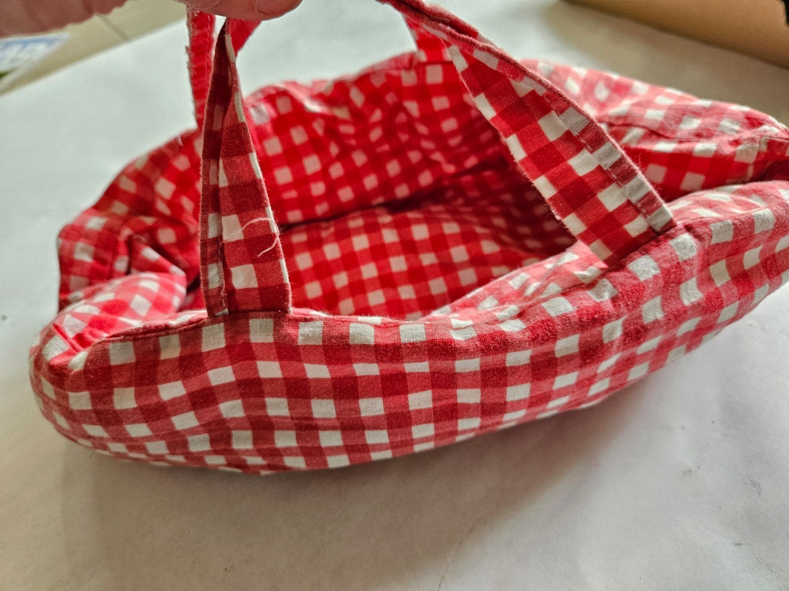 Rood-wit geruite stoffen poppen reiswieg mand met hengsels, Ophalen of Verzenden, Gebruikt, Zonder inhoud