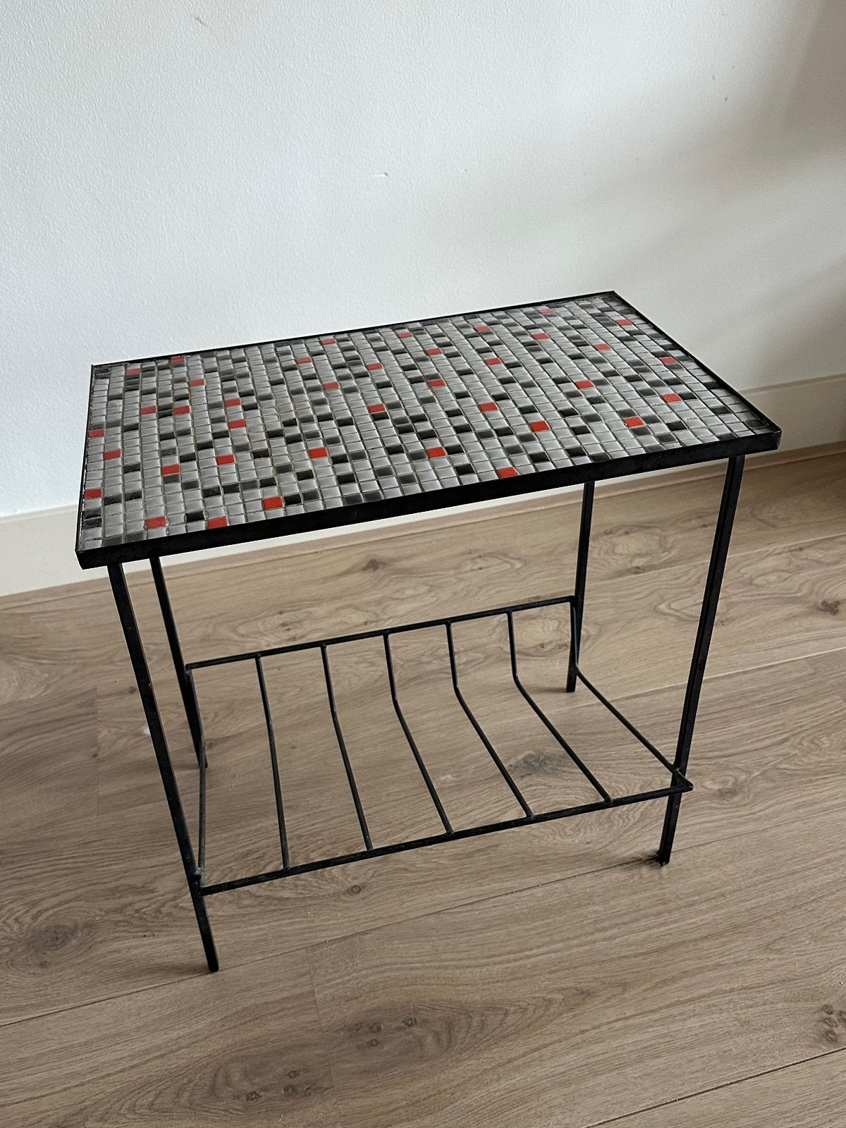 Vintage metalen bijzettafeltje met mozaïekblad, Ophalen, Minder dan 45 cm, Minder dan 55 cm, Gebruikt